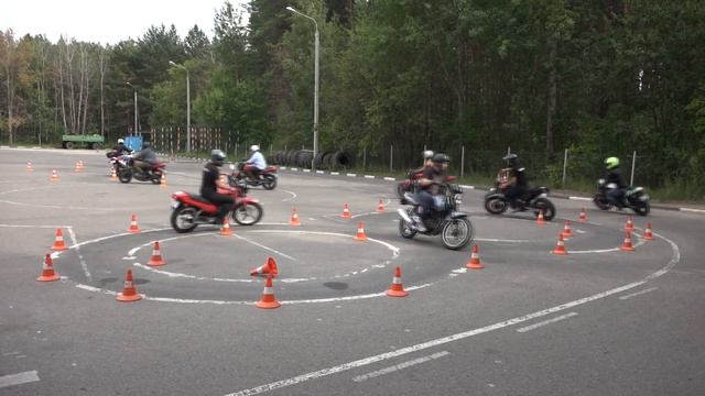 8 человек, 8 мотоциклов и 1 восьмерка