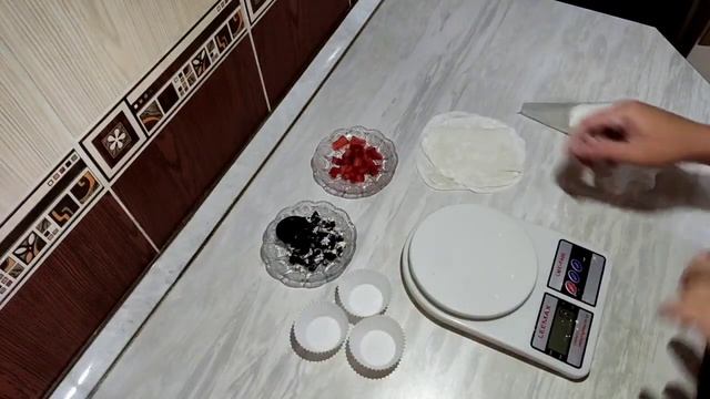 Соберём подарочный бокс из клубники в шоколаде, моти и фиников в шоколаде.