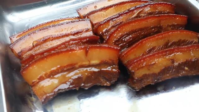 苗大姐5斤肉配4个梨，黑毛红烧肉一盘，大口吃肉吃梨，馋到喷口水