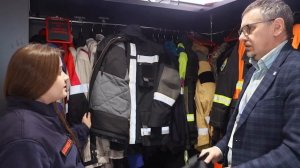 Обзор флагманской боевой одежды и сигнального комбинезона спасателя с экспертом ГК «Энергоконтракт»