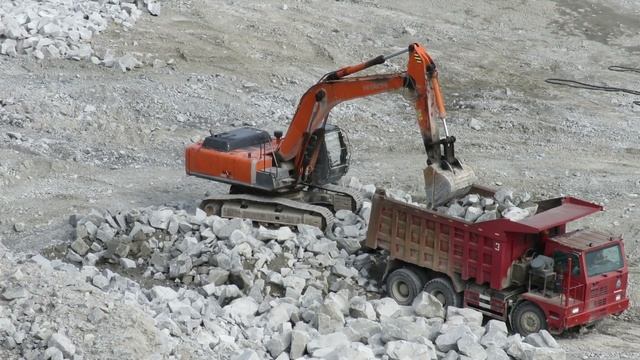 Экскаватор среднего класса, погрузка карьерного самосвала HOWO