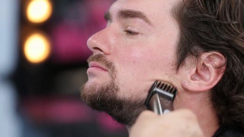Перезагрузка: Как подстричь бороду и наложить грим