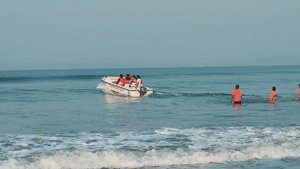 Катер на волнах. Работа спасателей в море. ГОА.