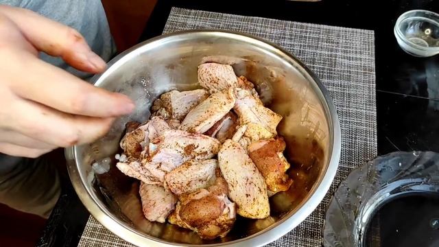 Куриные крылышки острые в хрустящей панировке.