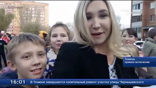 Двор, освещенный солнцем смотреть онлайн