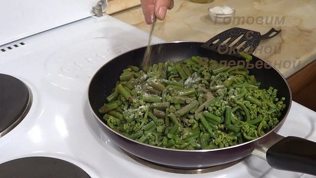 Картошка жареная с папоротником. Fried potatoes with fern.
