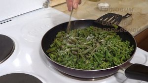 Картошка жареная с папоротником. Fried potatoes with fern.