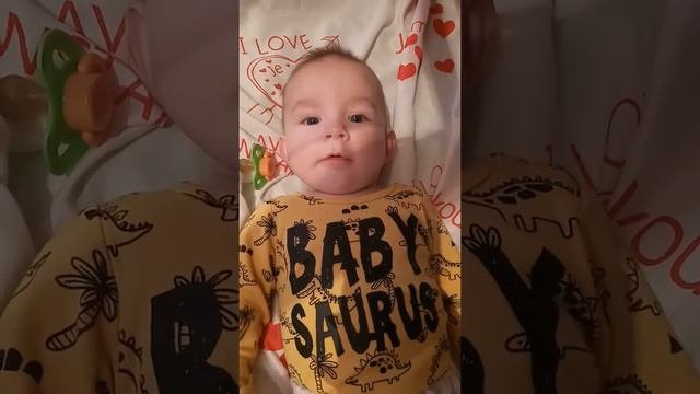Ребенок в четыре месяца пытается разговаривать   💋