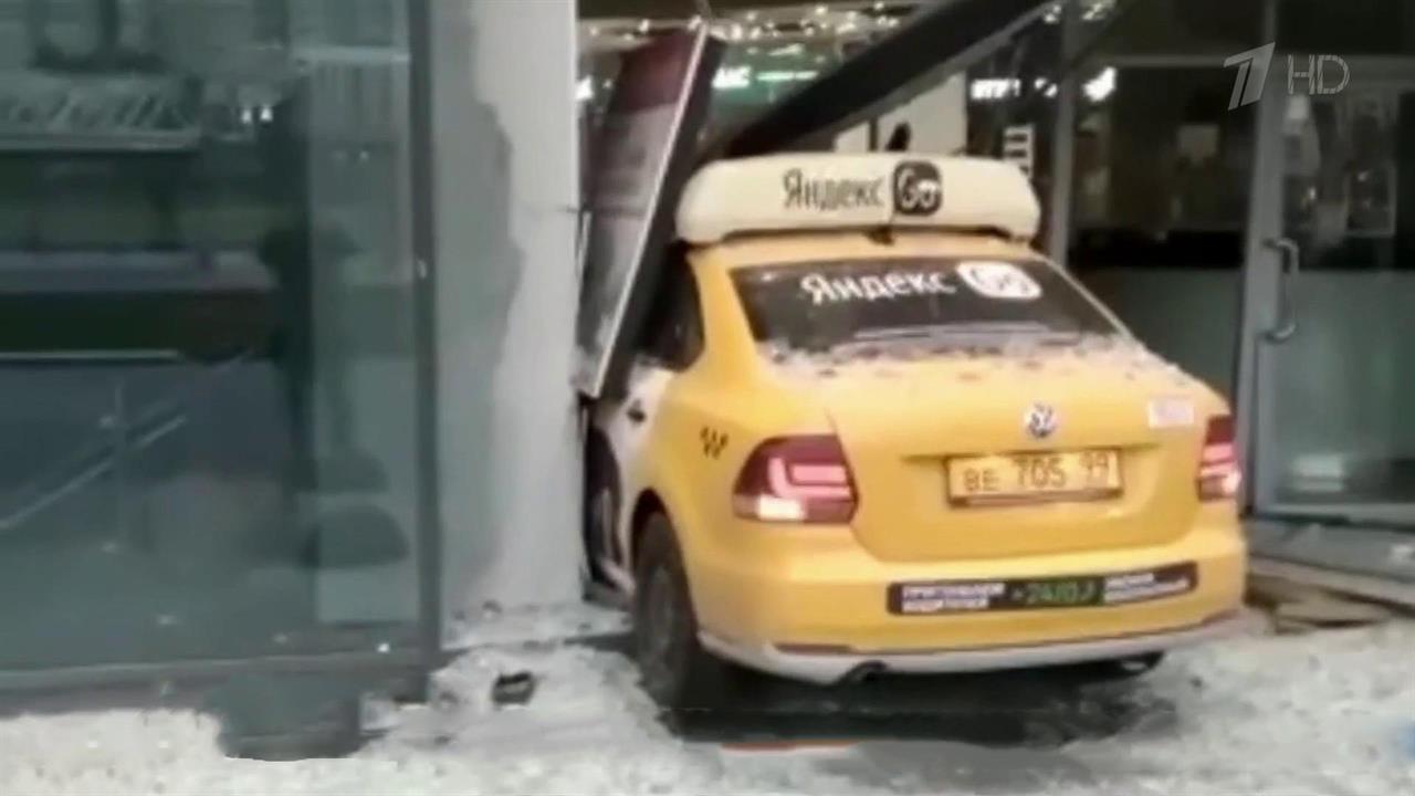 На юго-западе Москвы такси протаранило отделение банка
