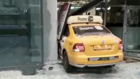 На юго-западе Москвы такси протаранило отделение банка