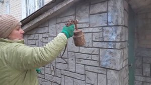 оформление  цоколя  дома,   декоративная  штукатурка   под  камень, и  покраска,    мастер  класс