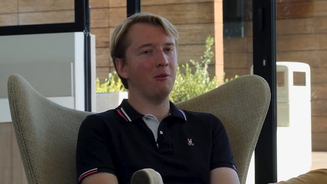 Сколько зарабатывает Анатолий Власов (Столица мира)? Блогер о минусах США, жизни в России и доходе