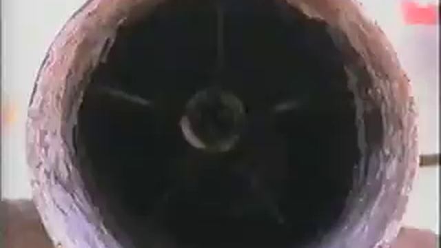 Гидродинамическая очистка застывшего бетона в трубе смотреть онлайн