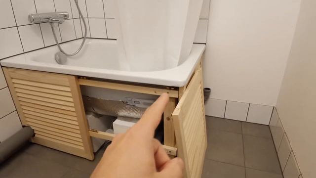 Экран под ванну из жалюзийных дверок на защёлках