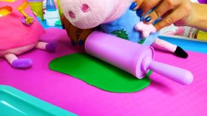 Готовлю игрушкам — Свинка Пеппа и трубочки с кремом — Игры в пластилин Плей До для детей