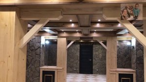ДЕРЕВЯННЫЕ ДЕКОРАТИВНЫЕ БАЛКИ НА ПОТОЛКЕ С УКОСИНАМИ.