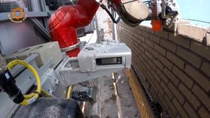 Робот кладет кирпич. Посмотри как продвинулись технологии.