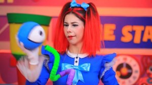 Меня удочерили!Mommy Long Legs и Daddy Long Legs строят поезд Poppy Playtime для поездки в аквапарк