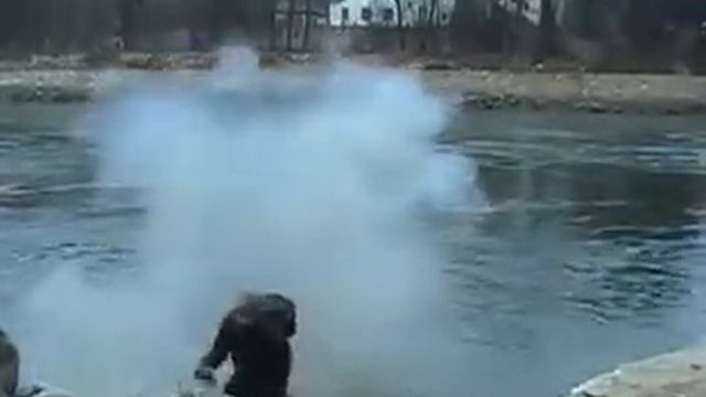 Петарда взорвалась в руке. смотреть онлайн