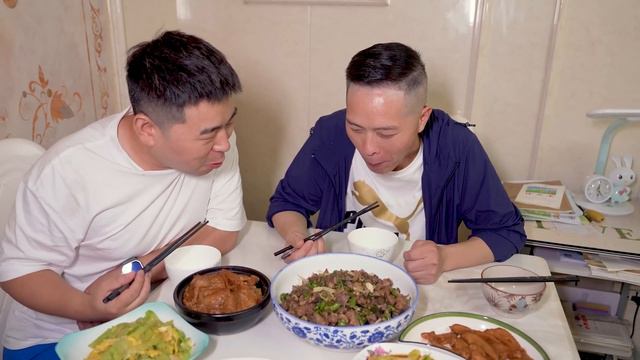 【超小厨】托尼姐夫西藏回家请客吃饭！麻辣鸡粉蒸肉10个菜上桌，大口吃肉大口吃饭，真爽！