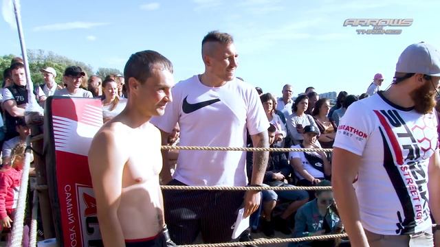 Уличный боец вышел из толпы против Бойца Без Правил !! смотреть онлайн