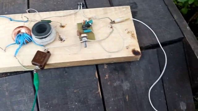 электричество с металлической крыши зажигаем лампу на 220v