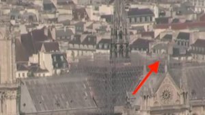 Notre Dame, oheň 2019-04-15 - Člověk pohybující se na střeše?