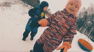 Катание с горки на ватрушке: зимние развлечения детям