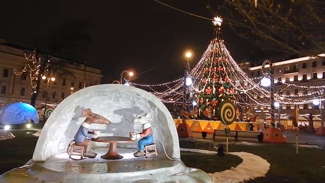 Мышиные домики теперь расставлены по всей Манежной площади в Санкт-Петербурге... смотреть онлайн