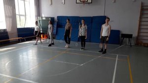 бадминтон -подачи волана- обучение