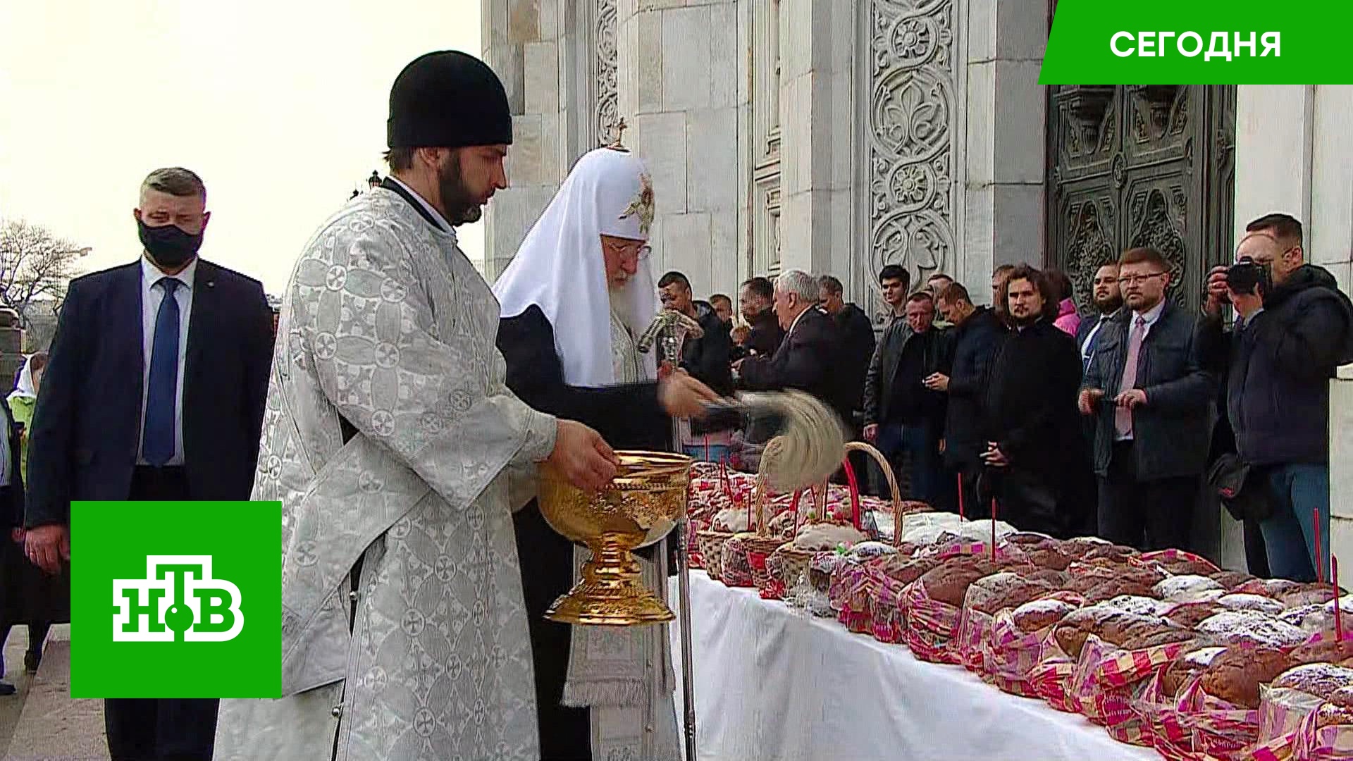 Патриарх Кирилл освятил куличи для отправки в Донбасс