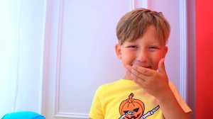 Сеня играет с Большими Воздушными Шариками