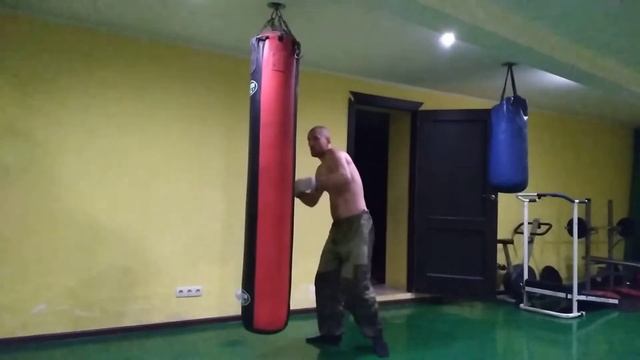 "Радабор" Бью мешок после ОФП и думаю, мешок в ответ не отвечает, а иллюзию могущества создаёт. смотреть онлайн