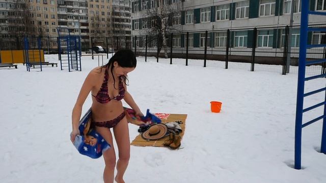 Закаливание Зимой на Улице / Обливание Холодной Водой / Неординарное Видео / Петербург 2019