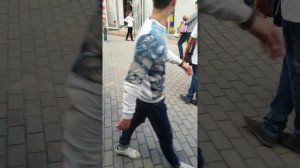Девочка играет на скрипке классическую музыку