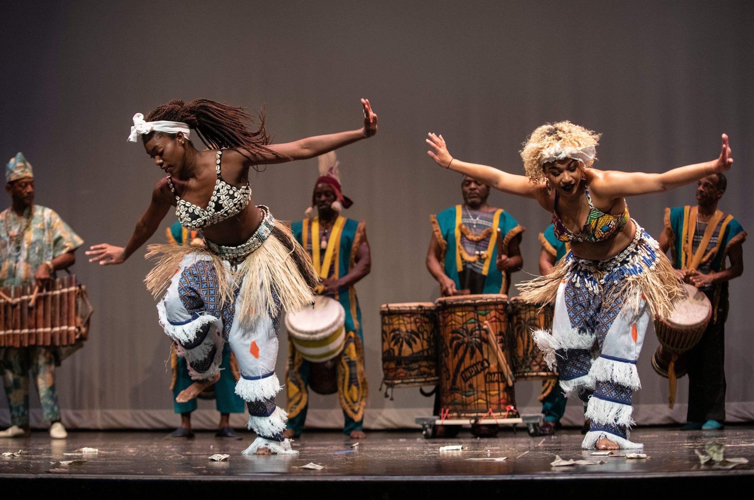 Темнокожие танцуют. Afro Jazz танец. Афро джаз костюмы. Танцы народов Африки. Африканские пляски.