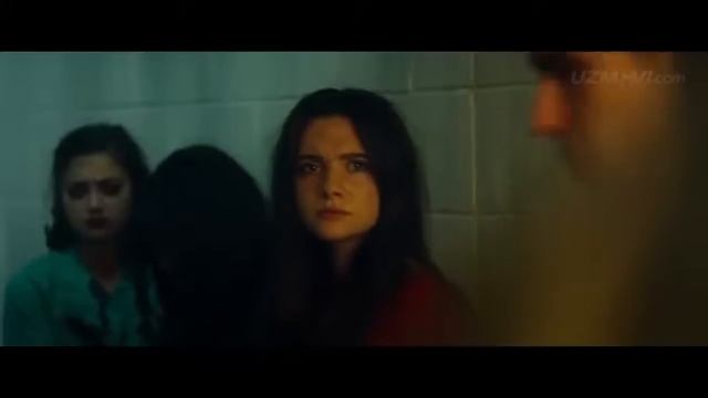 Kino 18 yoshdan otganlarga tavsiya etiladi.Kino nomi daxshatli xona