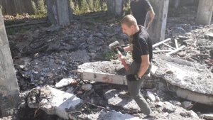 Как они эффектно разбивают кувалдой бетонную ферму , Ай красавцы ?