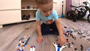 Собрал самолёт из LEGO.