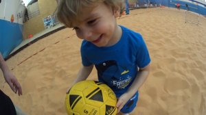 Играем в футбол на песке и закапываем игрушки после победы над Горкой Пожирателем