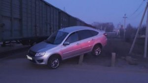 Автомобилистка чудом выжила в аварии с легковушкой и товарным составом  в Воронежской области.