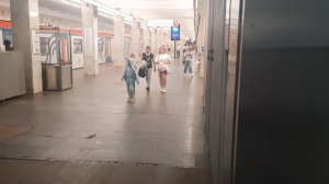 РА Внутри станции метро "Планерная", обзор-прогулка по пассажирскому вестибюлю между поездами