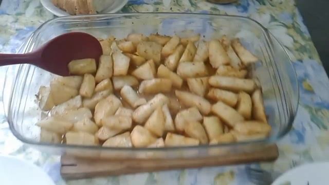 Картофель в духовке по деревенски.