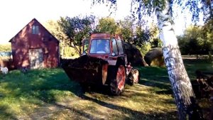 Трактор Лтз- 60 с ковшом , удобряем огород навозом.
