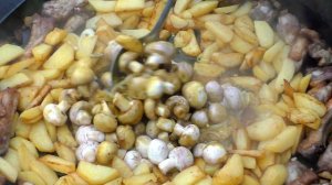 Картошка в садже с грибами и мясом, рецепт для пикника