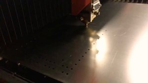 Вырезаю перфорированную панель для инструмента на станке Unimach Lasercut Standart используя FlyCut