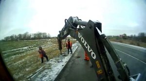 Установка барьерного дорожного ограждения экскаватором погрузчиком.
