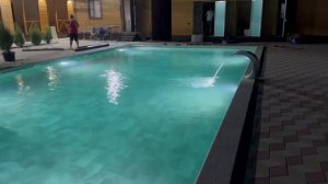 Бассейн с водопадом и подсветкой