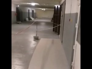 Полиуретановая эмаль .  Краска для бетонного пола автосервиса . Сверхпрочная .