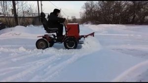 чистка снега на самодельном мини тракторе.